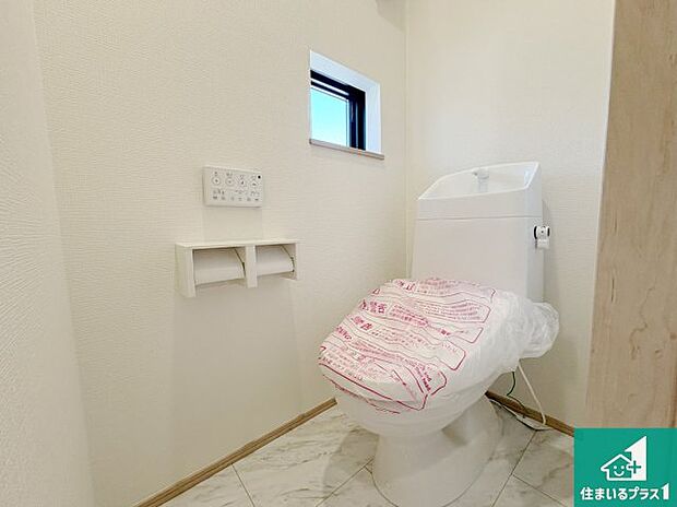 【トイレ】1・2階の2ヶ所にあるので、朝の忙しい時間の順番待ちもなく、深夜の利用にも大変便利です。