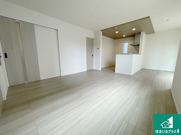 【居間・リビング】シンプルなリビングは、観葉植物等のインテリアを楽しめますね!パパ好みにも、ママ好みにも家具次第で雰囲気を変えることができます!