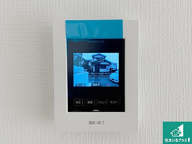 【カラーモニターインターホン】声だけでなく来訪者の姿や顔がモニターで確認できるので、小さなお子様がいらっしゃるご家庭でも安心できます!