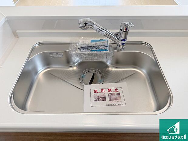 【キッチンシンク】蛇口の先端に浄水器を内蔵しています!原水と浄水、お湯と冷水、シャワーの切替えがワンタッチなので用途によって使い分けられます。