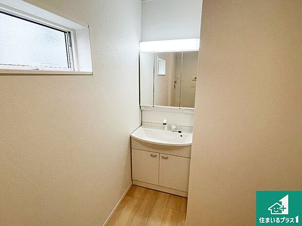 【独立洗面台】清潔感のある洗面台です。フラットな鏡は掃除がしやすく毎日清潔!鏡裏には収納があるのでスッキリとした洗面台が保てます。