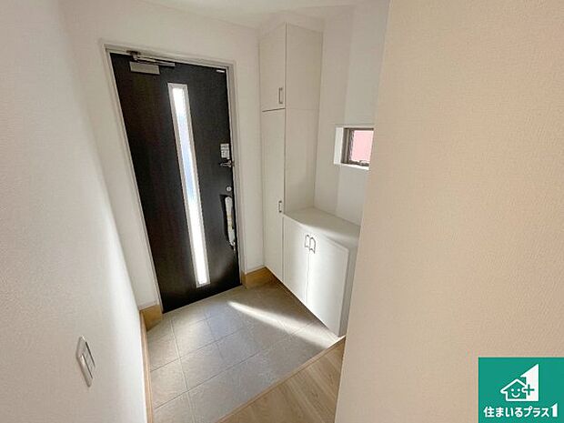 【玄関】シューズボックスにはたくさんの靴が収納できるので玄関周りはいつもスッキリ!ご家族が増えても安心!