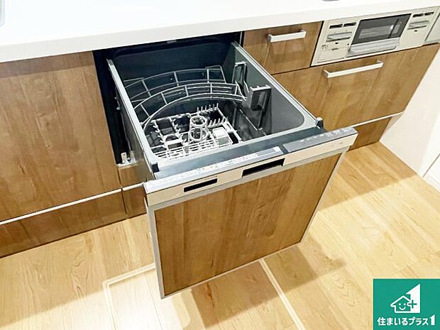 【食器洗浄乾燥機】食事後の一仕事、食器洗いをボタン一つでお任せできちゃいます!場所を取らないビルトイン式なので、お料理スペースもしっかり確保!