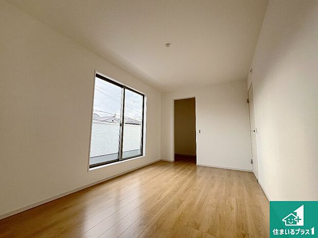 【洋室】シンプルな洋室は、自分好みのインテリアが楽しめます♪ご家族とインテリアや家具を選びに行くのは新築購入時の醍醐味の一つです。ぜひお楽しみください♪