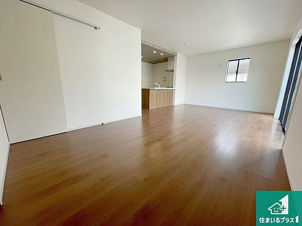 【居間・リビング】日当たり良好の明るいリビングで朝の目覚めもスッキリできそう!対面キッチンでご家族のコミュニケーションも自然と増える設計!小さなお子様が遊ぶスペースを作っても広々とくつろげるLDK!