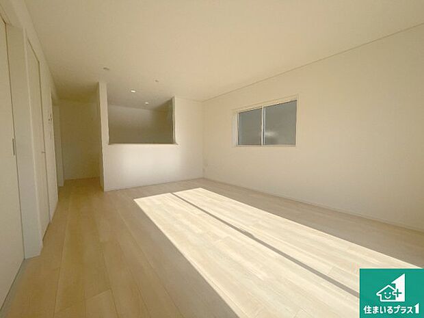 【居間・リビング】日当たり良好の明るいリビングで朝の目覚めもスッキリできそう!対面キッチンでご家族のコミュニケーションも自然と増える設計!小さなお子様が遊ぶスペースを作っても広々とくつろげるLDK!