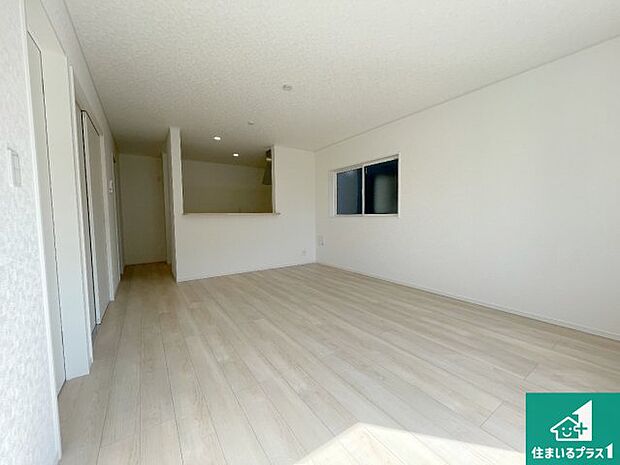 【居間・リビング】日当たり良好の明るいリビングで朝の目覚めもスッキリできそう!対面キッチンでご家族のコミュニケーションも自然と増える設計!小さなお子様が遊ぶスペースを作っても広々とくつろげるLDK!