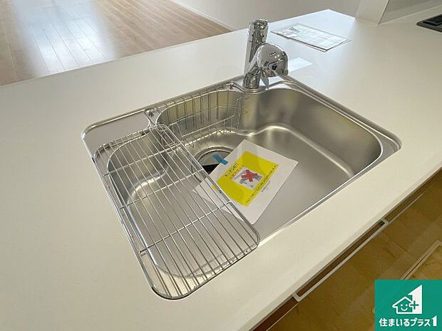 【キッチンシンク】蛇口の先端に浄水器を内蔵しています!原水と浄水、お湯と冷水、シャワーの切替えがワンタッチなので用途によって使い分けられます。