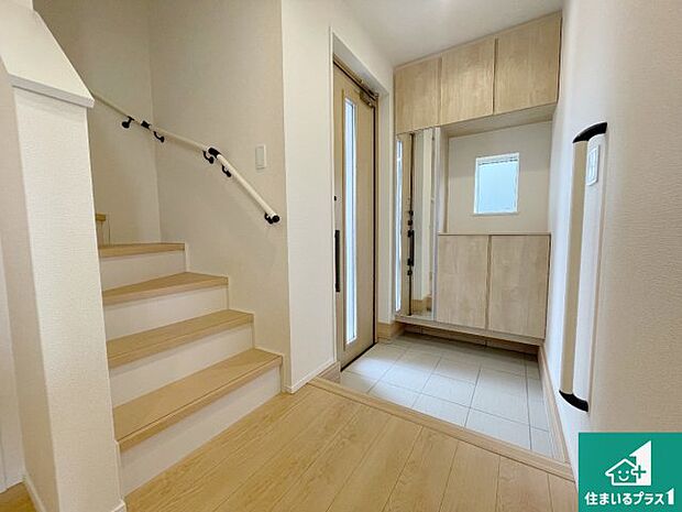 【玄関】シューズボックスにはたくさんの靴が収納できるので玄関周りはいつもスッキリ!ご家族が増えても安心!