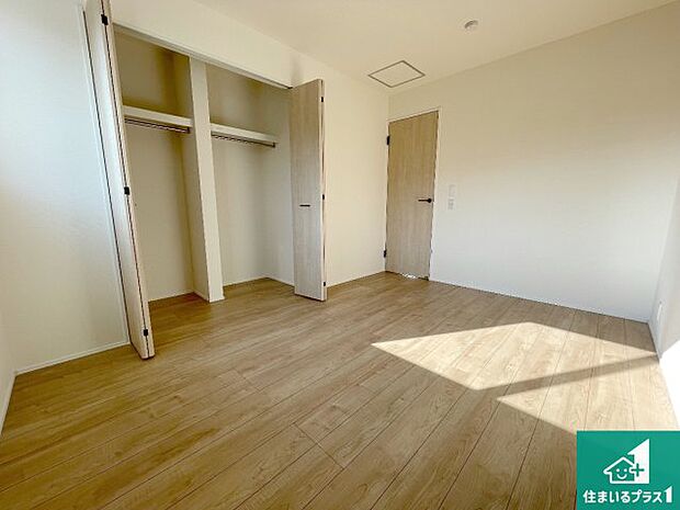 【洋室】シンプルな洋室は、自分好みのインテリアが楽しめます♪ご家族とインテリアや家具を選びに行くのは新築購入時の醍醐味の一つです。ぜひお楽しみください♪