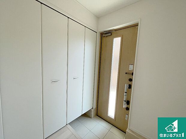 【玄関】シューズボックスにはたくさんの靴が収納できるので玄関周りはいつもスッキリ!ご家族が増えても安心!