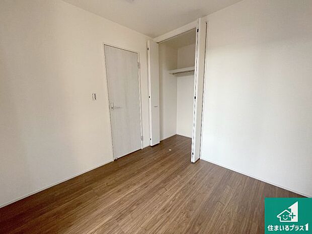 【洋室】シンプルな洋室は、自分好みのインテリアが楽しめます♪ご家族とインテリアや家具を選びに行くのは新築購入時の醍醐味の一つです。ぜひお楽しみください♪