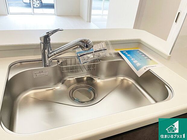 【キッチンシンク】蛇口の先端に浄水器を内蔵しています!原水と浄水、お湯と冷水、シャワーの切替えがワンタッチなので用途によって使い分けられます。