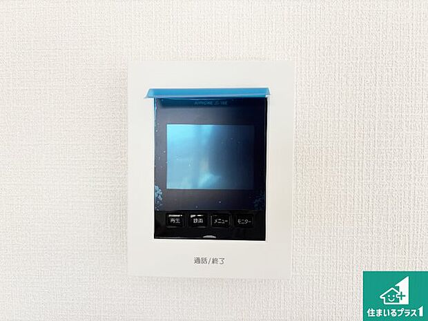 【カラーモニターインターホン】声だけでなく来訪者の姿や顔がモニターで確認できるので、小さなお子様がいらっしゃるご家庭でも安心できます!