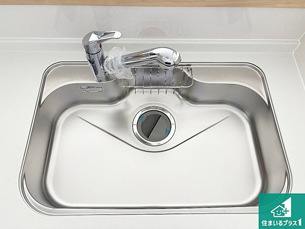 【キッチンシンク】蛇口の先端に浄水器を内蔵しています!原水と浄水、お湯と冷水、シャワーの切替えがワンタッチなので用途によって使い分けられます。
