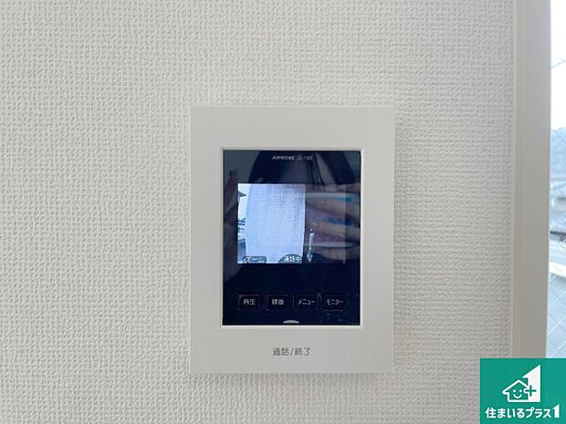 【カラーモニターインターホン】声だけでなく来訪者の姿や顔がモニターで確認できるので、小さなお子様がいらっしゃるご家庭でも安心できます！