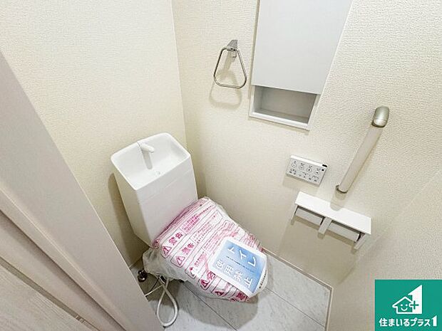 【トイレ】1・2階の2ヶ所にあるので、朝の忙しい時間の順番待ちもなく、深夜の利用にも大変便利です。