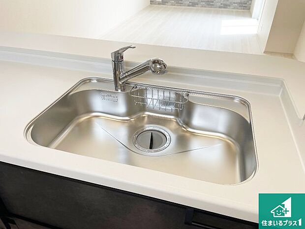 【キッチンシンク】蛇口の先端に浄水器を内蔵しています！原水と浄水、お湯と冷水、シャワーの切替えがワンタッチなので用途によって使い分けられます。