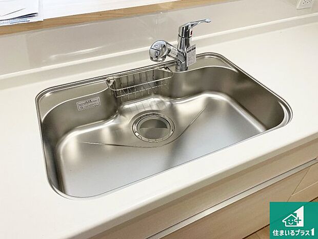 【キッチンシンク】蛇口の先端に浄水器を内蔵しています！原水と浄水、お湯と冷水、シャワーの切替えがワンタッチなので用途によって使い分けられます。