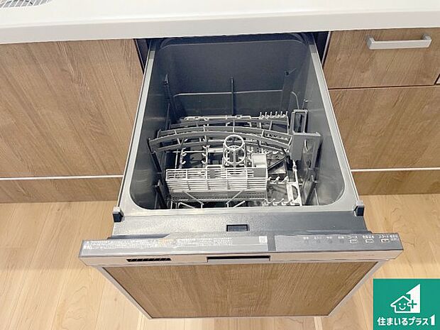 【食器洗い乾燥機】食事後の一仕事、食器洗いをボタン一つでお任せできちゃいます！場所を取らないビルトイン式なので、お料理スペースもしっかり確保！