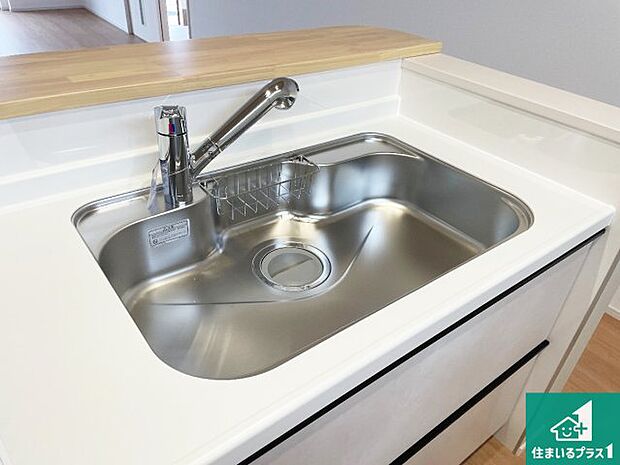 【キッチンシンク】蛇口の先端に浄水器を内蔵しています!原水と浄水、お湯と冷水、シャワーの切替えがワンタッチなので用途によって使い分けられます。