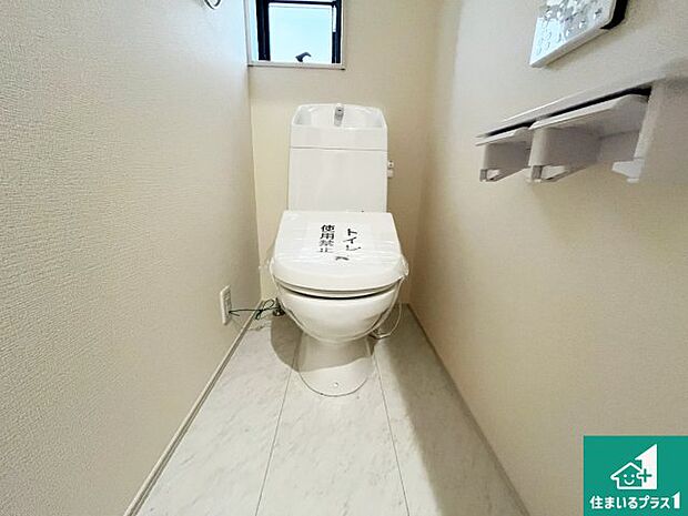 【トイレ】1・2階の2ヶ所にあるので、朝の忙しい時間の順番待ちもなく、深夜の利用にも大変便利です。