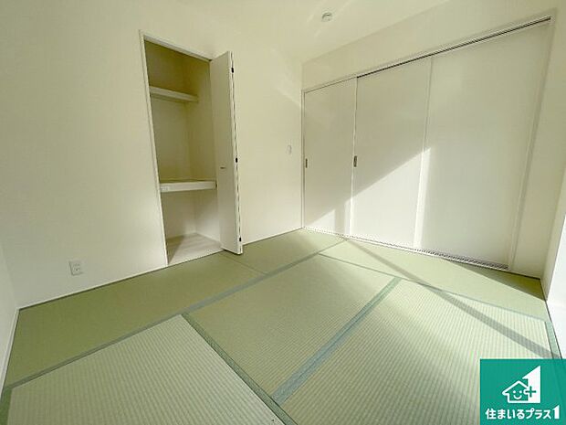 【和室】一室あると便利な和室は客間としてだけでなく、小さなお子様のプレイルームや食後のくつろぎスペースとしてもご利用いただけます。収納もついていますので大活躍間違いなし!