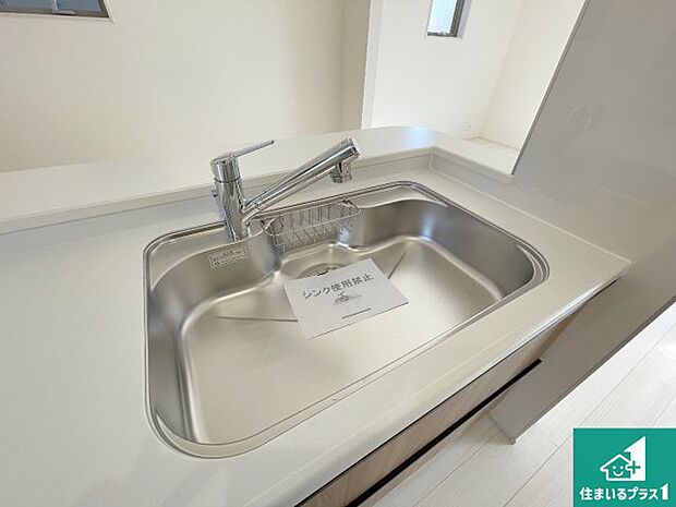 【キッチンシンク】蛇口の先端に浄水器を内蔵しています!原水と浄水、お湯と冷水、シャワーの切替えがワンタッチなので用途によって使い分けられます。