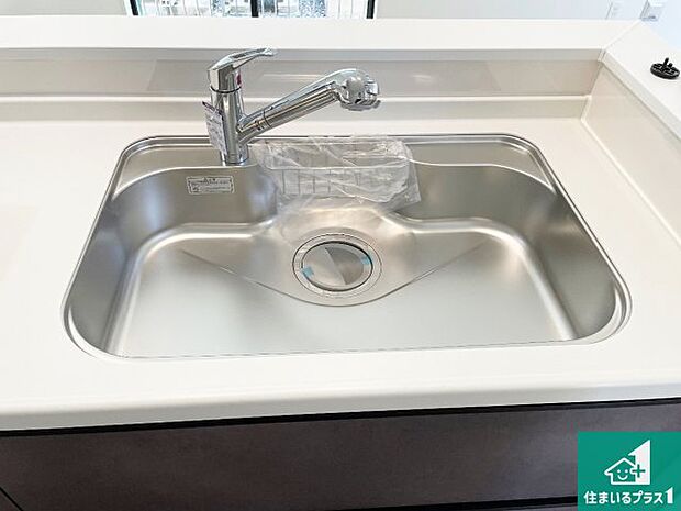 【キッチンシンク】蛇口の先端に浄水器を内蔵しています!原水と浄水、お湯と冷水、シャワーの切替えがワンタッチなので用途によって使い分けられます。