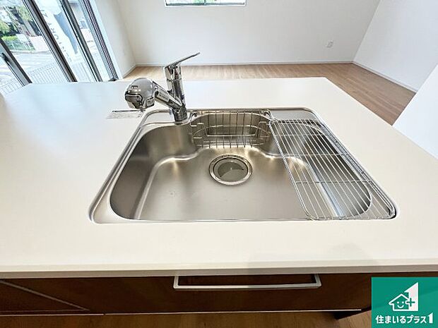 【キッチンシンク】蛇口の先端に浄水器を内蔵しています!原水と浄水、お湯と冷水、シャワーの切替えがワンタッチなので用途によって使い分けられます。