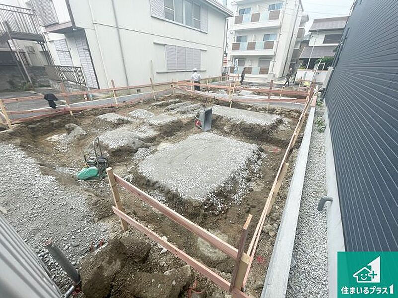 周辺は落ち着いた街並みの住宅地！子育てがしやすい住環境です！まだ未完成ですが、現地でしかわからない事もございます。是非一度ご覧ください。