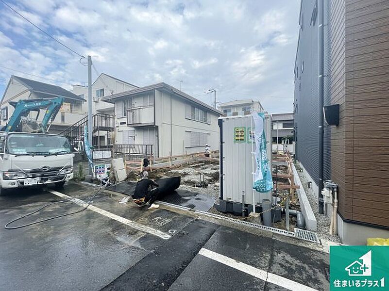 周辺は落ち着いた街並みの住宅地！子育てがしやすい住環境です！まだ未完成ですが、現地でしかわからない事もございます。是非一度ご覧ください。