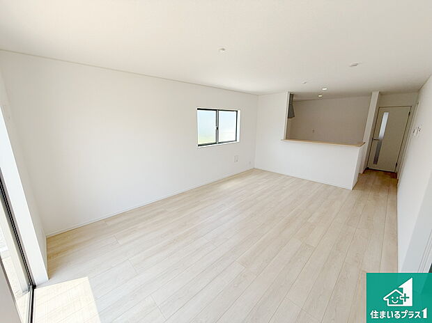 太陽の光が差し込むとっても明るいリビング!思わず微笑みたくなる居心地の良さ。家族団らんの時間も増えそうなくつろぎのLDKで、住む人のこだわりを活かすゆとりある空間♪