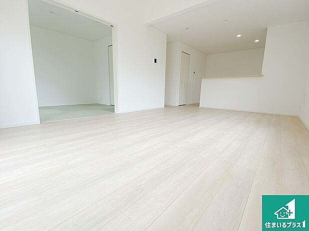 太陽の光が差し込むとっても明るいリビング!思わず微笑みたくなる居心地の良さ。家族団らんの時間も増えそうなくつろぎのLDKで、住む人のこだわりを活かすゆとりある空間♪