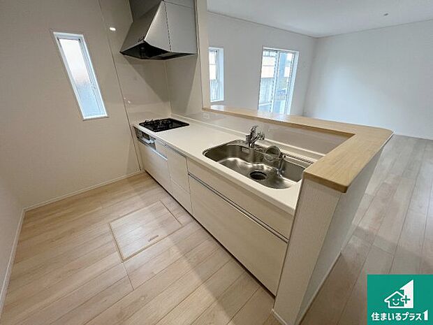 収納豊富！浄水器付きキッチン！お子さまの様子を見ながらお料理を楽しむことができますね。家族のコミュニケーションが増え会話もはずみそう！