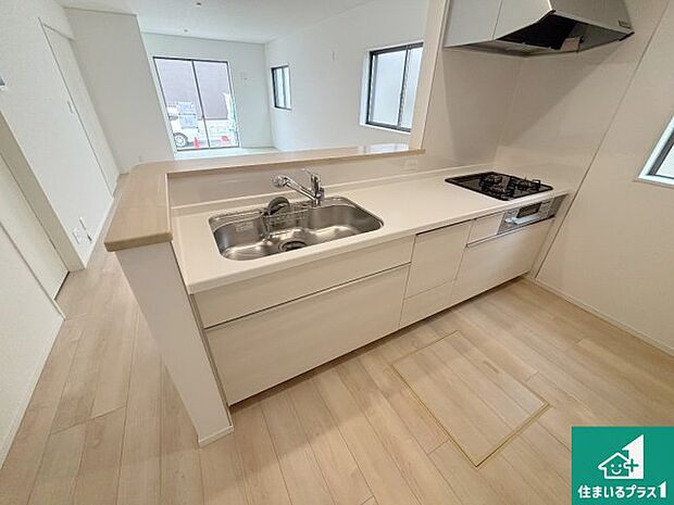 リビングと統一感があり、使い勝手のいいキッチン。広々としているので、二人並んで作業が出来ちゃいます。お子様と一緒に色々なお料理に挑戦できるスペースがあります。