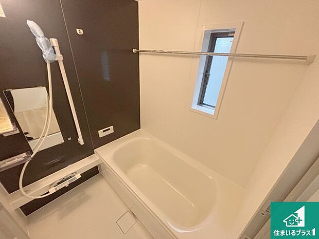 足をゆったり伸ばして寛げる浴槽です。窓が設けられていますので差し込む光が明るく穏やかな雰囲気にしてくれます♪浴室乾燥機も設置しているので、雨の日の洗濯物も安心です♪