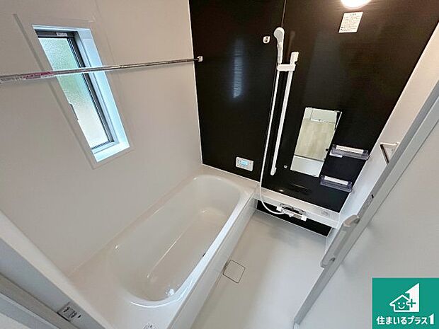 足をゆったり伸ばして一日の疲れを癒してくれる浴槽。窓は少し高めに設置することで、外部からの視線も気にならない設計にし、かつ差し込む光が明るく穏やかな雰囲気にしてくれます！