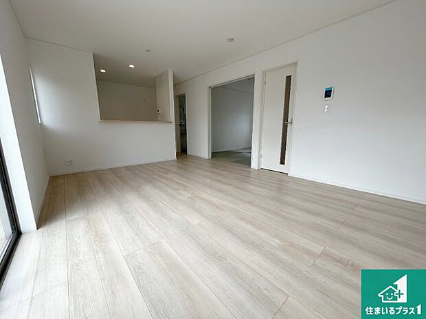 太陽の光が差し込むとっても明るいリビング！思わず微笑みたくなる居心地の良さ。家族団らんの時間も増えそうなくつろぎのＬＤＫで、住む人のこだわりを活かすゆとりある空間♪