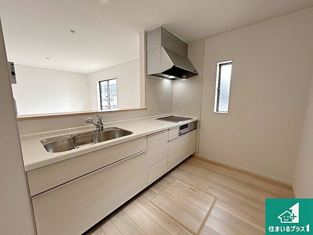 収納豊富！浄水器付きキッチン！お子さまの様子を見ながらお料理を楽しむことができますね。家族のコミュニケーションが増え会話もはずみそう！