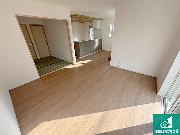 シンプルなリビングは、観葉植物等のインテリアを楽しめますね！パパ好みにも、ママ好みにも家具次第で雰囲気を変えることができます！