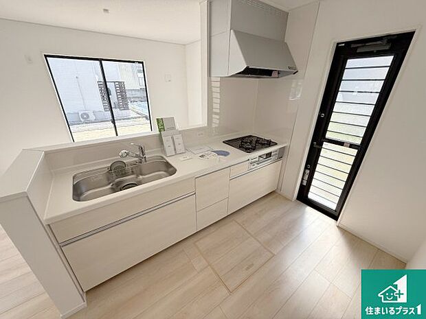 収納豊富!浄水器付きキッチン!お子さまの様子を見ながらお料理を楽しむことができますね。家族のコミュニケーションが増え会話もはずみそう!浄水器付きワイドシンク