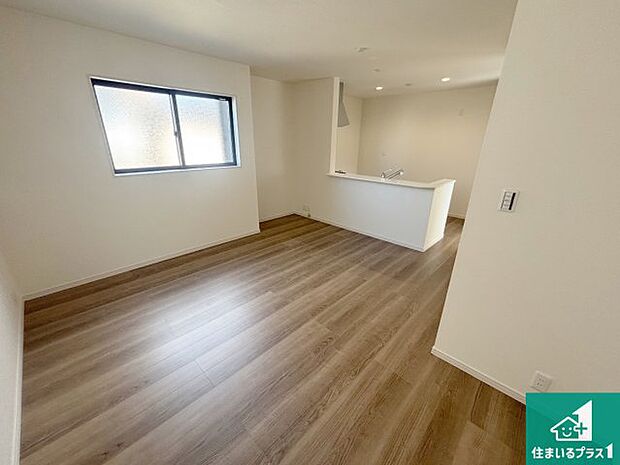 リビングと統一感があり、使い勝手のいいキッチン。広々としているので、二人並んで作業が出来ちゃいます。お子様と一緒に色々なお料理に挑戦できるスペースがあります。