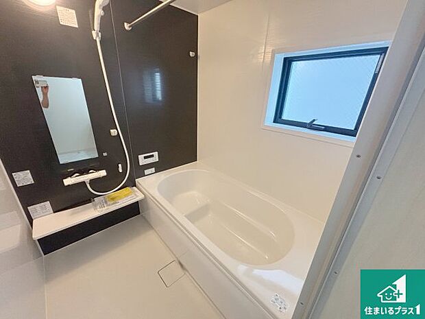 足をゆったり伸ばして寛げる浴槽です。窓が設けられていますので差し込む光が明るく穏やかな雰囲気にしてくれます♪浴室乾燥機も設置しているので、雨の日の洗濯物も安心です♪