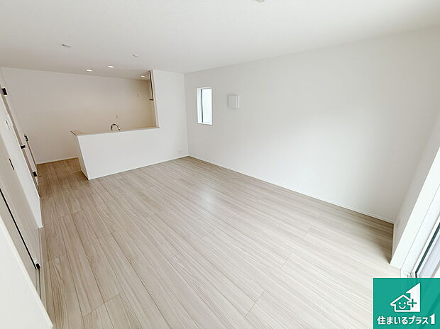 日当たり良好の明るいリビングで朝の目覚めもスッキリできそう!対面キッチンでご家族のコミュニケーションも自然と増える設計!小さなお子様が遊ぶスペースを作っても広々とくつろげるLDK!