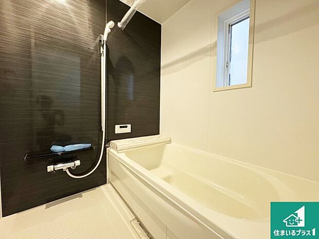 足をゆったり伸ばして寛げる浴槽です。窓が設けられていますので差し込む光が明るく穏やかな雰囲気にしてくれます♪浴室乾燥機も設置しているので、雨の日の洗濯物も安心です♪