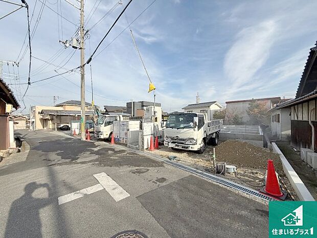 周辺は落ち着いた街並みの住宅地!子育てがしやすい住環境です!まだ未完成ですが、現地でしかわからない事もございます。是非一度ご覧ください。