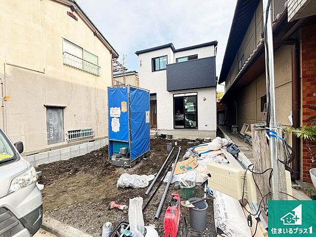 周辺は落ち着いた街並みの住宅地!子育てがしやすい住環境です!まだ未完成ですが、現地でしかわからない事もございます。是非一度ご覧ください。