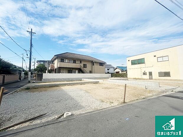 周辺は落ち着いた街並みの住宅地！子育てがしやすい住環境です！まだ未完成ですが、現地でしかわからない事もございます。是非一度ご覧ください。