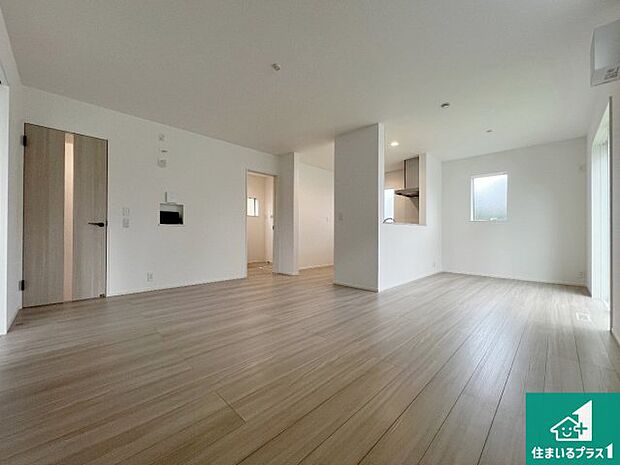 日当たり良好の明るいリビングで朝の目覚めもスッキリできそう!対面キッチンでご家族のコミュニケーションも自然と増える設計!小さなお子様が遊ぶスペースを作っても広々とくつろげるLDK!